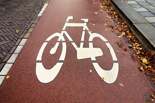 en målad cykel på vägen