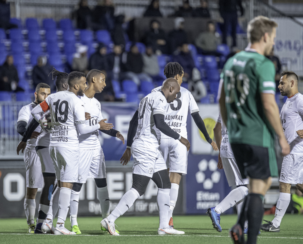 Husby FF-s spelare i en match 2020.