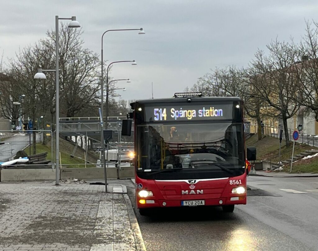 bild på röd buss