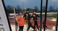 Tre personer på skidor på Spånga IP.