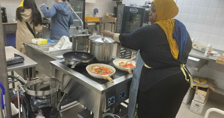 Kvinna som står och lagar mat i ett kök