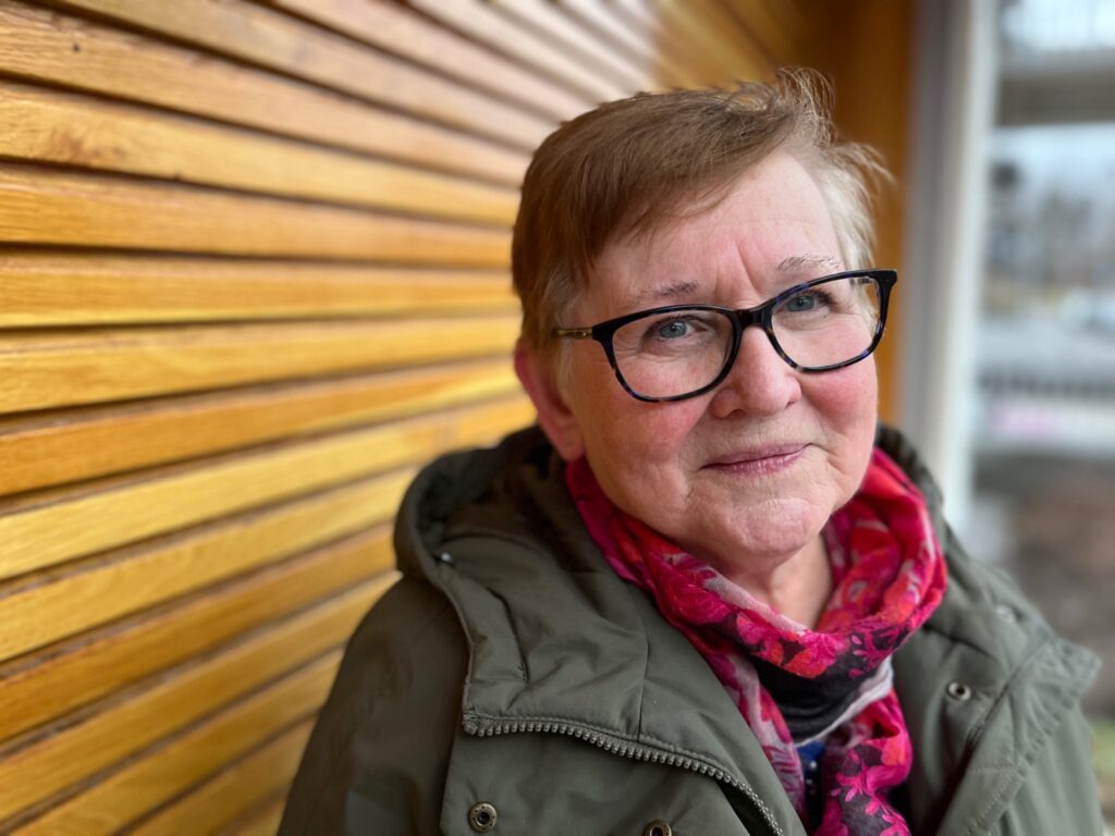 Porträtt på leende i kvinna och aktiv pensionär.