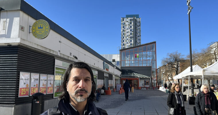 man står på gatan framför köpcentrum