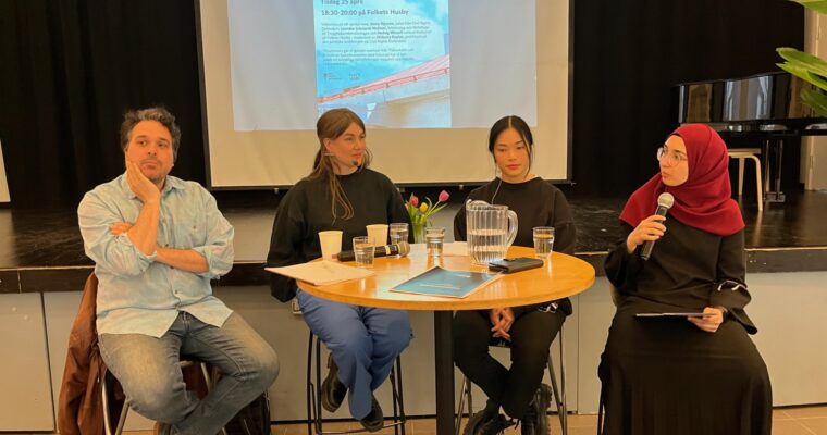 En man och tre kvinnor i en panel.