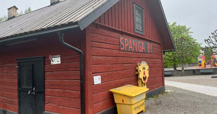 Rött timmerhus i Spånga By.