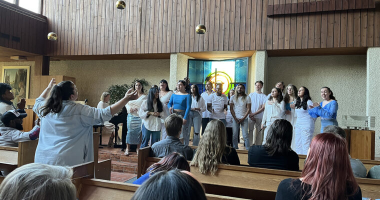 gospelkör sjunger på en kyrkscen