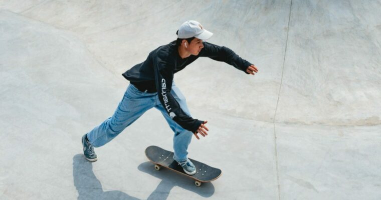 Kille som åker skateboard