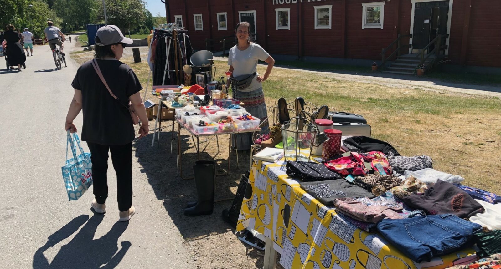 Anki Erdmann säljer på loppis