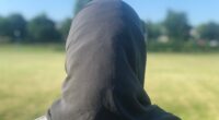 bild på kvinna i slöja bakifrån