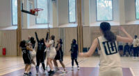 Tjejer som spelar basket