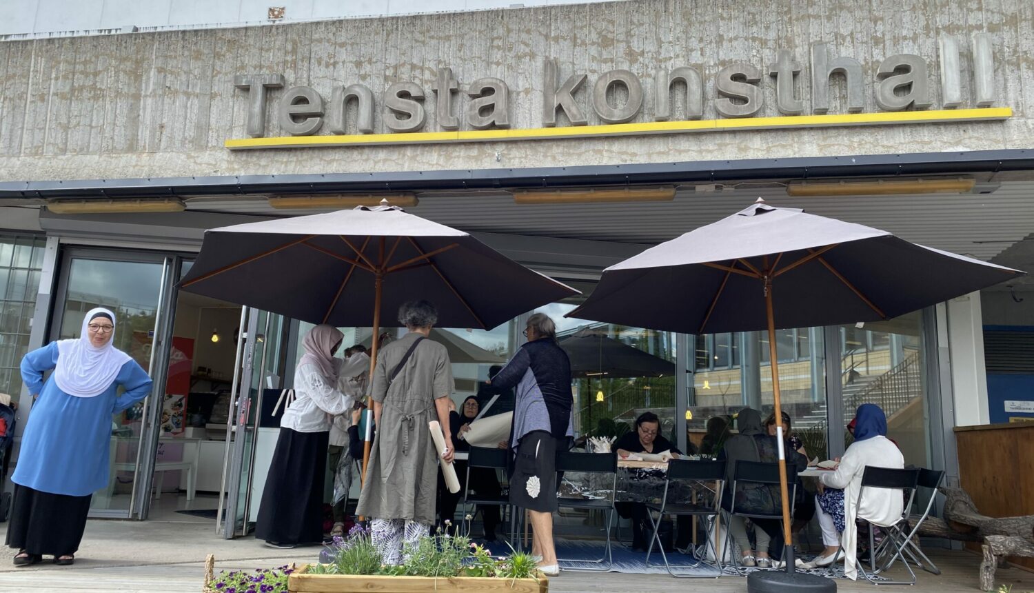 Kvinnor på konstverandan utanför Tensta konsthall