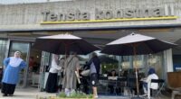 Kvinnor på konstverandan utanför Tensta konsthall