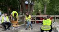 Fyra ungdomar som sommarjobbar