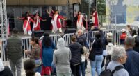 En grupp kvinnor dansar indisk dans på en scen