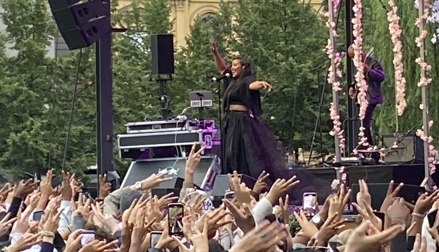 Kvinna uppträder på en scen