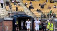 Rinkebys spelare kommer in på planen i vita ställ.