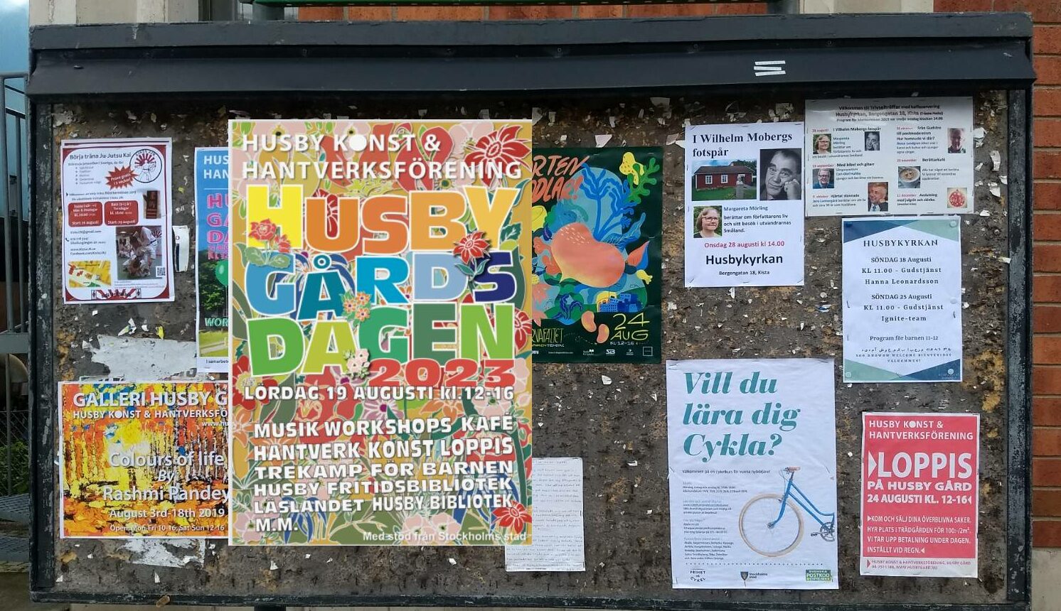 bild på anslagstavla med olika affischer
