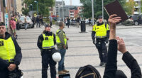 människor protesterar mot koranbränning framför poliser