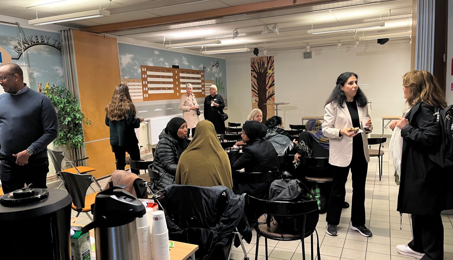 Människor pratar i i en möteslokal i Rinkeby Folkets Hus.
