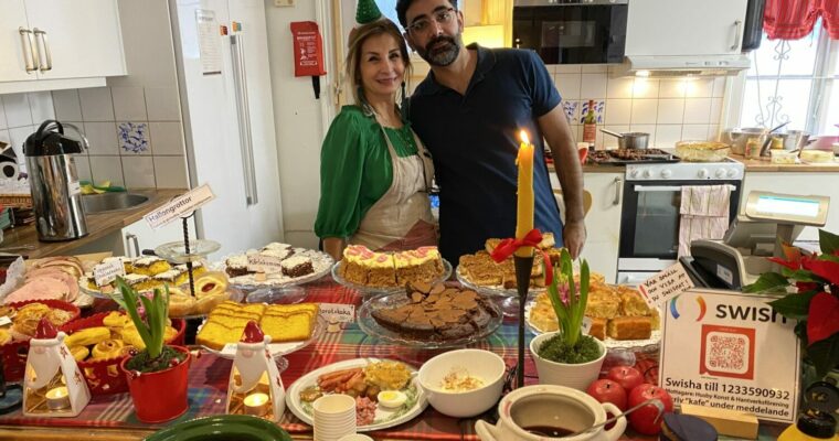 En man och en kvinna står bakom disken i caféet på Husby gård