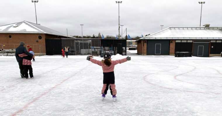 Barn i overall åker skridskor