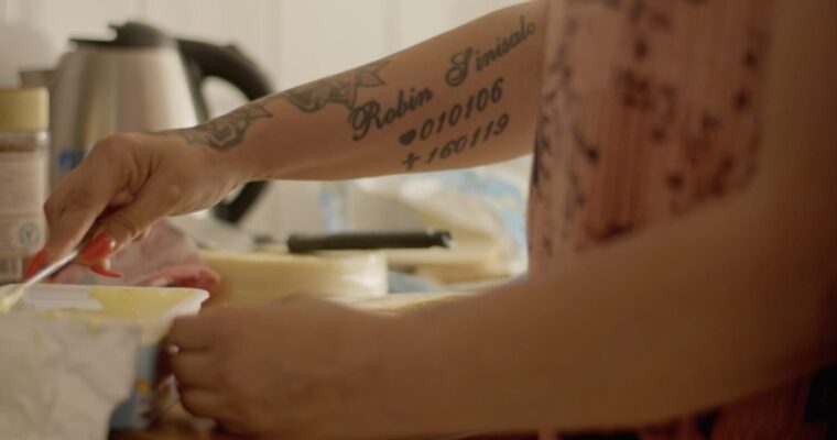 Carolinas tatuerad arm syns, där hennes döde sons namn står skrivet.
