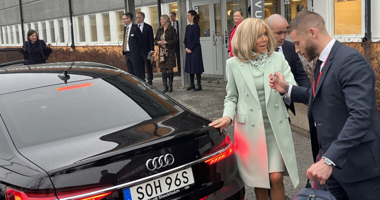 Presidenthustrun Brigitte Macron utanför Rinkebyskolan