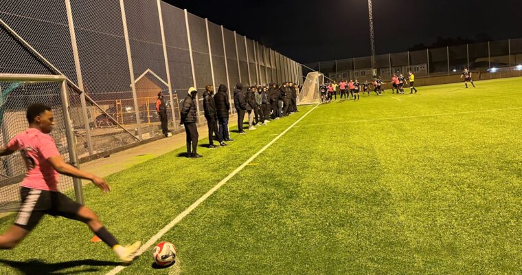 fotbolssspelare i rosa matchtröja skjuter hörna