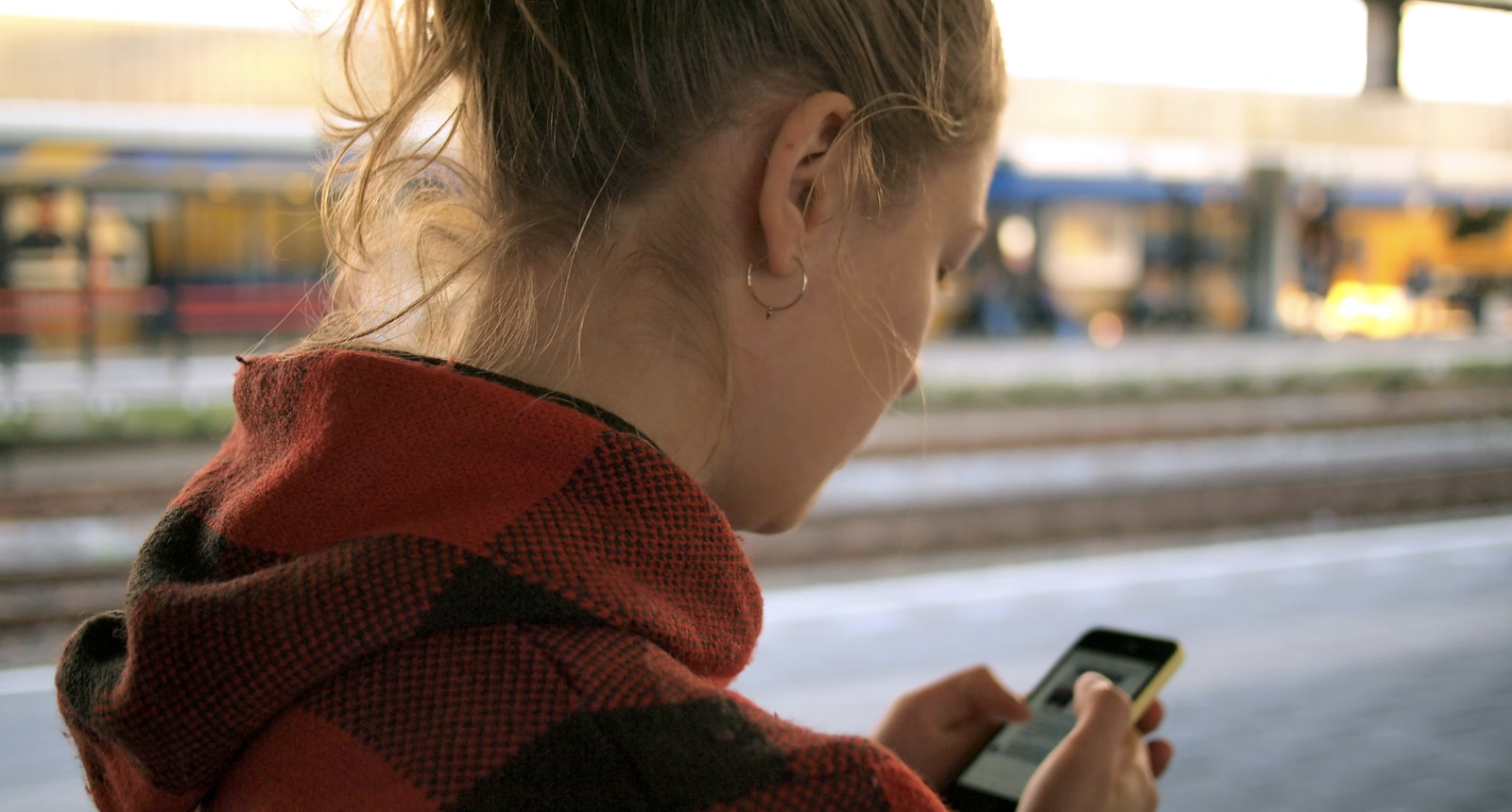 kvinna kollar mobilen