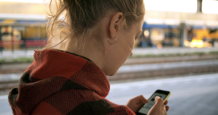 kvinna kollar mobilen