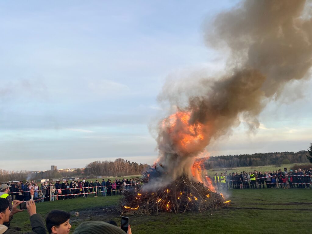 Rök och eld när elden tog fart vid Husby gård.