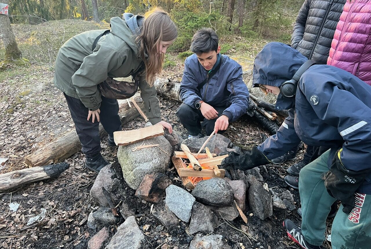Scouter som gör upp eld.