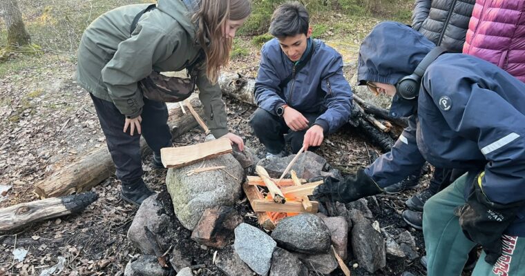 Scouter som gör upp eld.