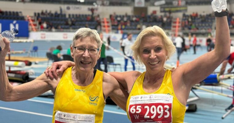 Två kvinnor 60+ som tävlar i Veteran-VM i friidrott.