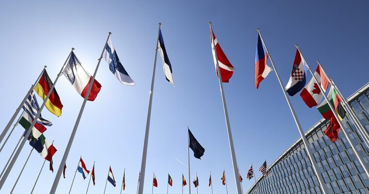 Alla flaggor i Bryssel som tillhör länderna i Nato.