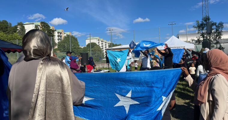 Kvinnor som håller i Somalias flagga.
