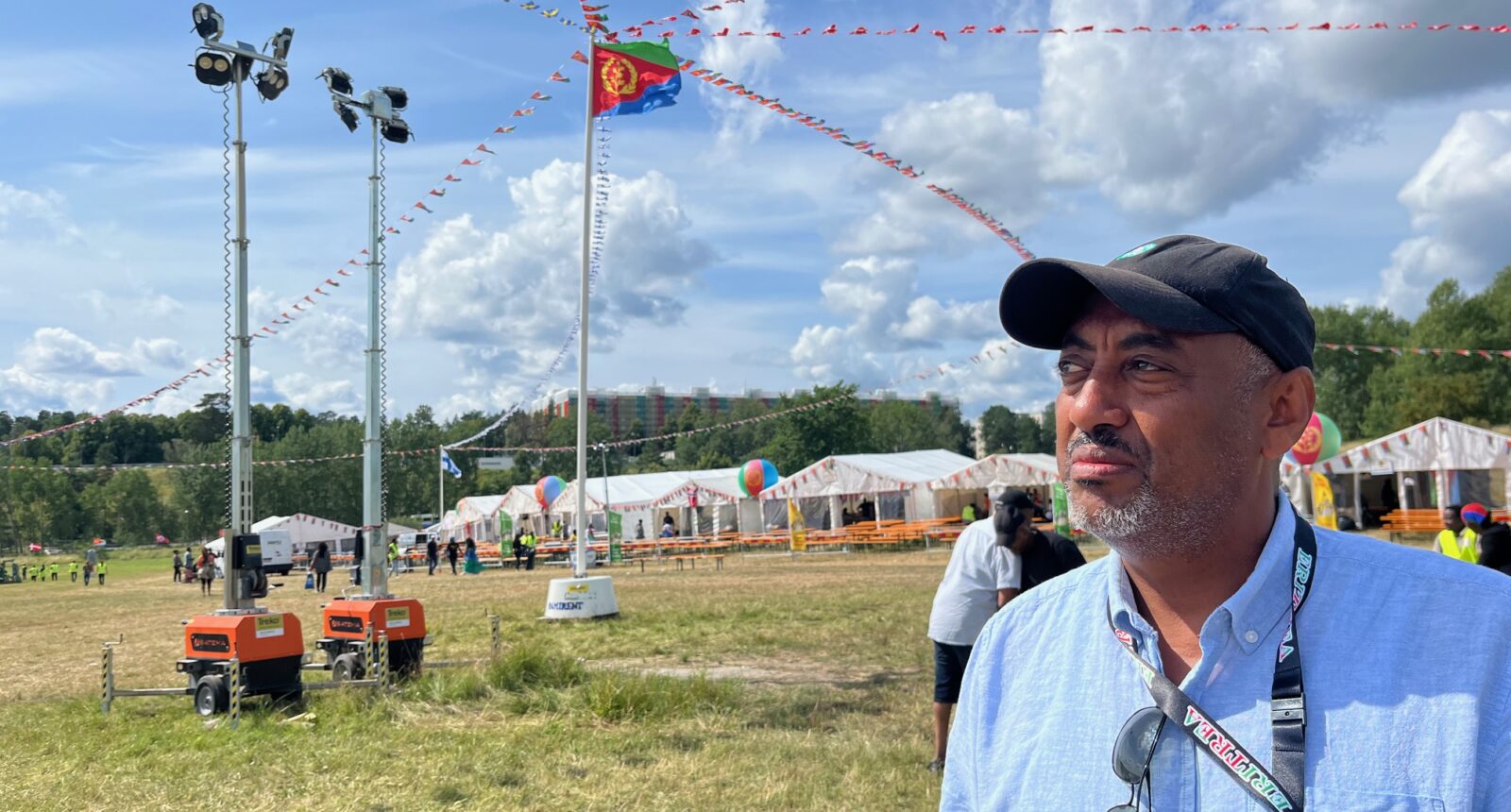 En man på Järvafältet där festivale byggts upp.