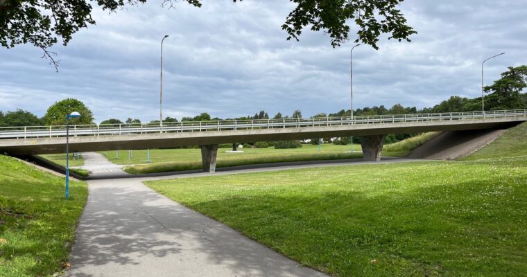 En vägbro på Rinkebysvängen