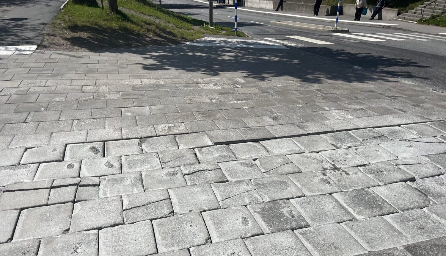 Trasiga gatstenar vid infarten till Rinkeby centrum.