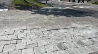 Trasiga gatstenar vid infarten till Rinkeby centrum.