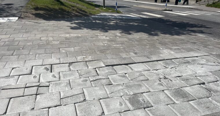 Trasiga gatstenar vid infarten till Rinkeby centrum.