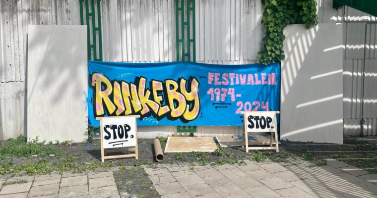 En graffititmålning som hänger för att torka, på den står det Rinkebyfestivalen 1974-2024