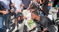 SM-vinnaren Habtom Asgede tar selfie med yngre beundrare på ett torg