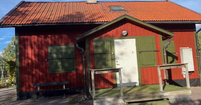 Den röda stugan i Nydalsparken.
