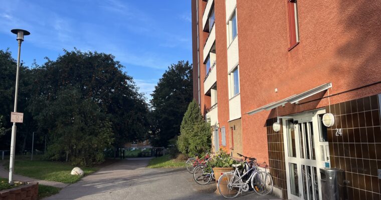 entrén till ett högt lägenhetshus