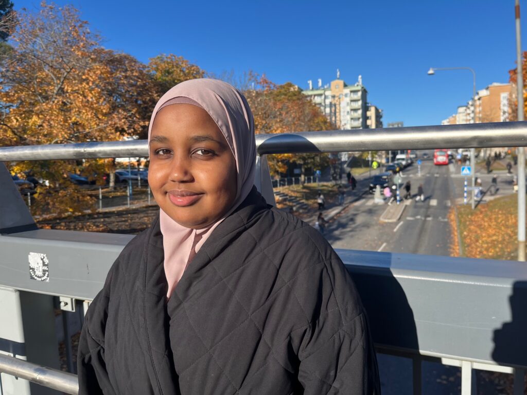 Ung kvinna i hijab i solskenet.