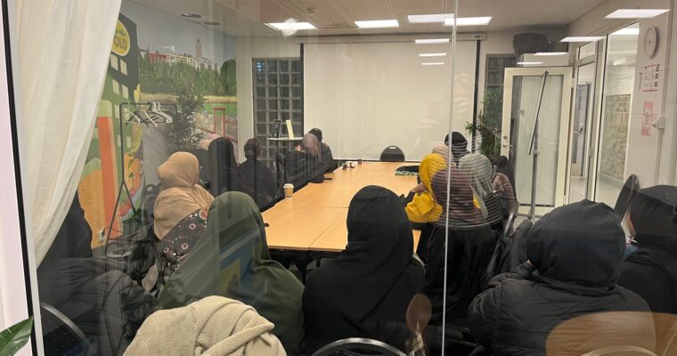 Föräldrar, mest mammor i ett rum i Folkets Husby.