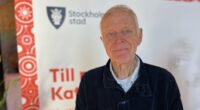 En äldre man ser rakt in i kameran.