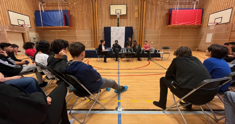 Bild från gympahallen där elever lyssnar på Thuram.