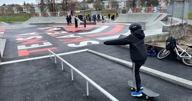 pojke åker skateboard på i en ny skatepark